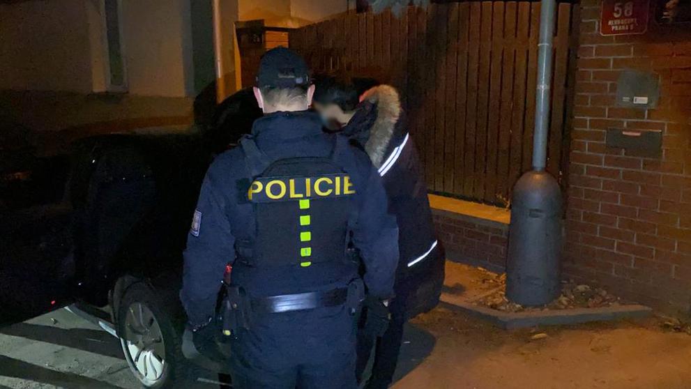 Patnáctiletou dívku policisté vypátrali i s její tříměsíční dcerou - 2