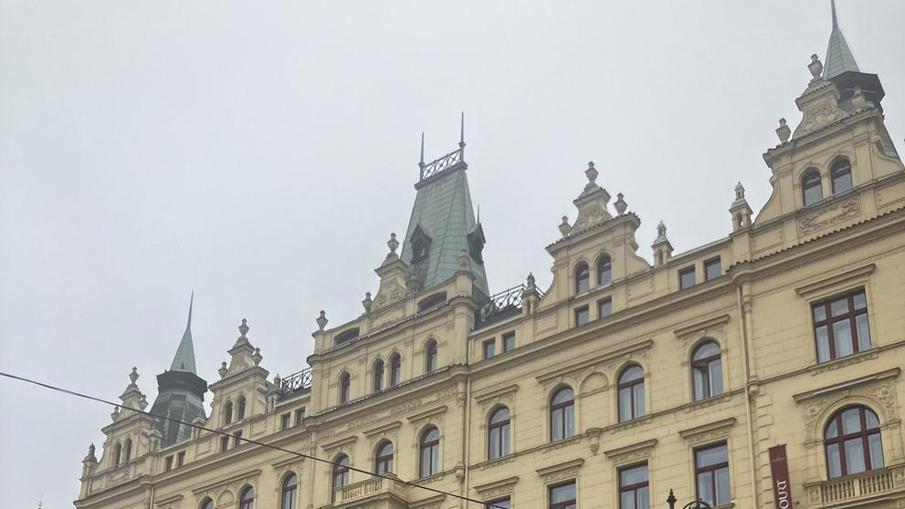 Hromada oblečení na Náměstí Republiky (2)