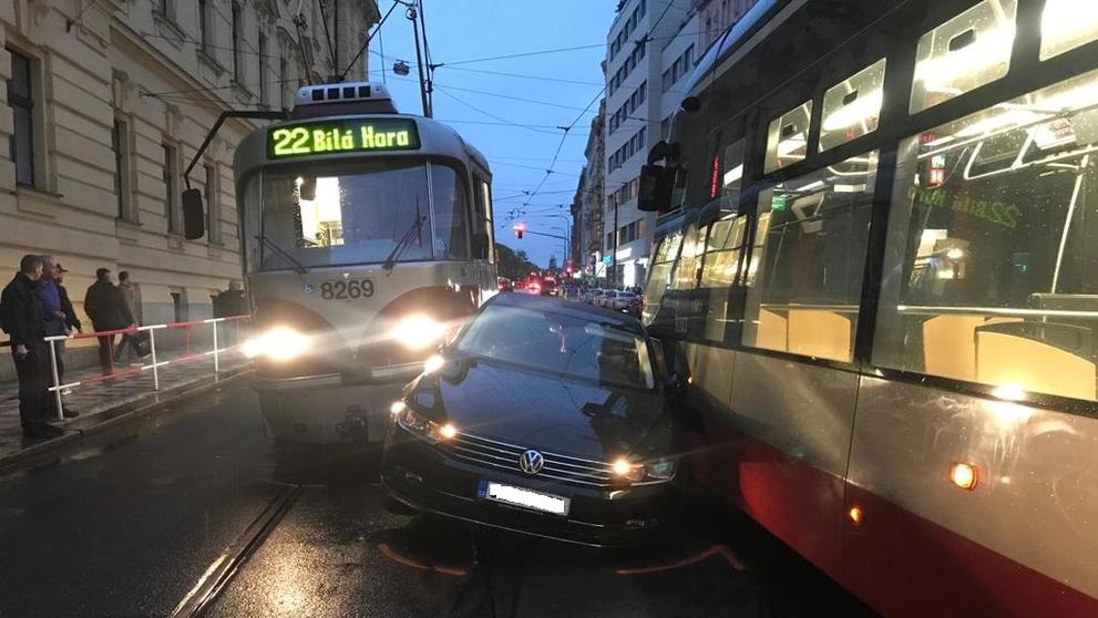 Auto se srazilo s tramvajemi