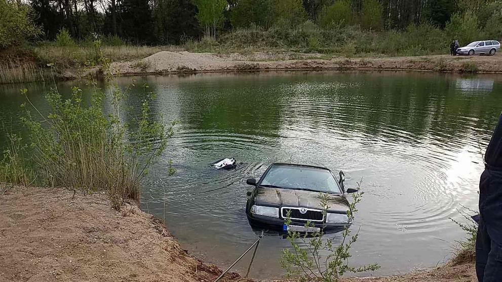 Hasiči vytahovali auto z vody