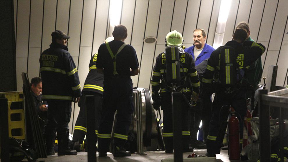 Oheň v metru-8