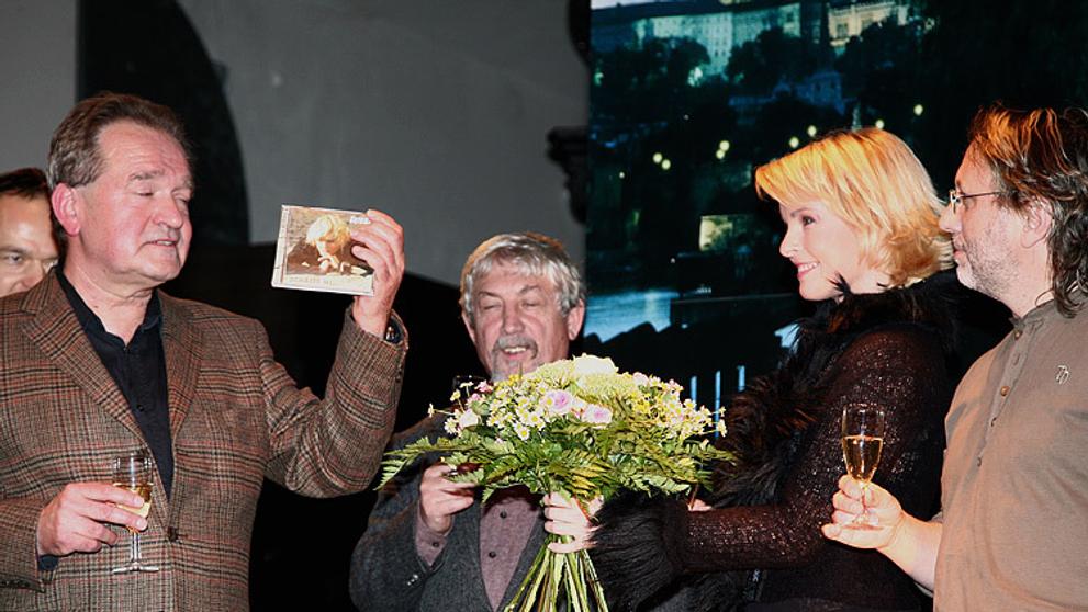 Iveta Bartošová pokřtila svou výběrovou desku Scházíš mi.
