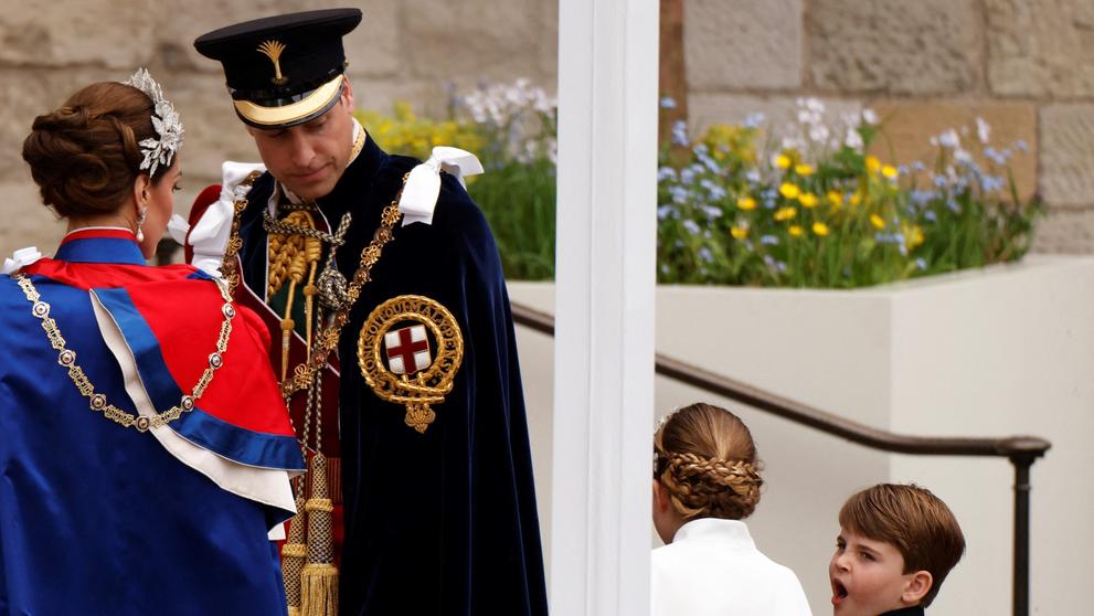 Princ Louis a princezna Charlotte během korunovace