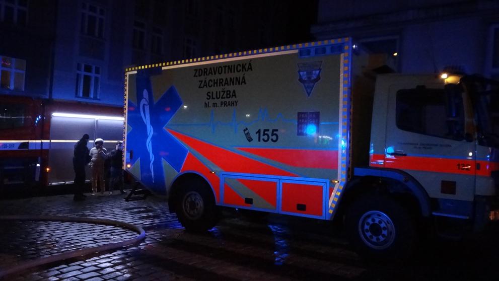 Tři jednotky hasičů zachránily 39 nájemníků, šest odvezly sanitky