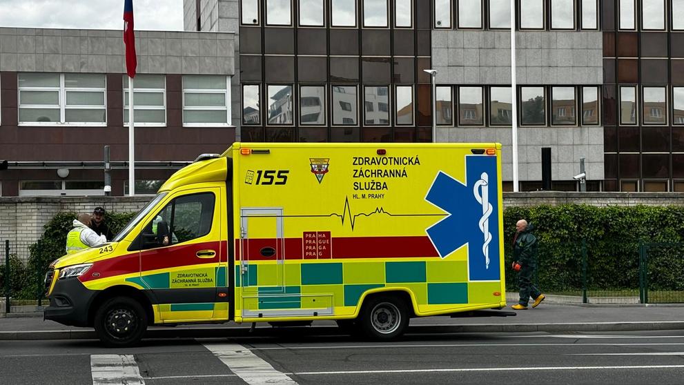 Zásah hasičů, záchranářů a policie v budově BIS v Praze (3)