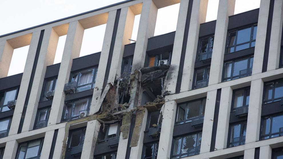 Poškozená obytná budova v Kyjevě po útoku ruského dronu, 13. 7. 2023 (3)