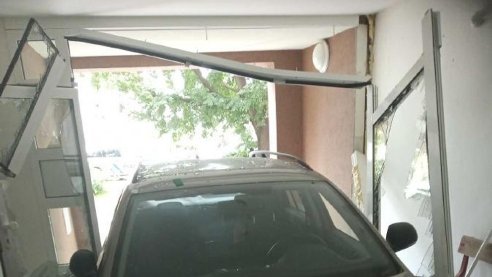 Auto vjelo do vchodu bytového domu - 3