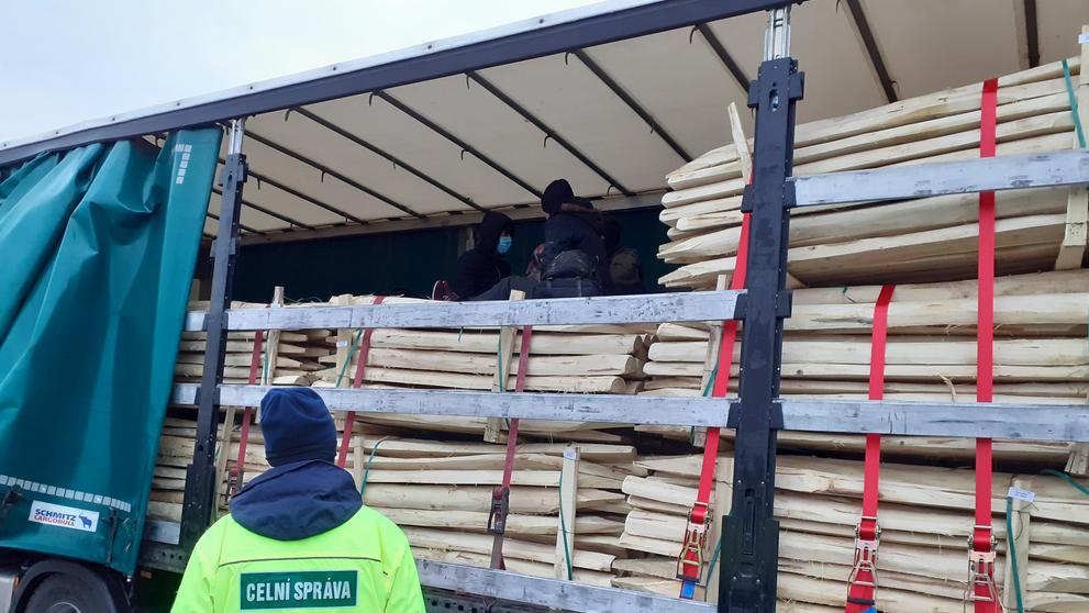 Běžence našli jihomoravští celníci v bulharském kamionu u slovenských hranic - 3