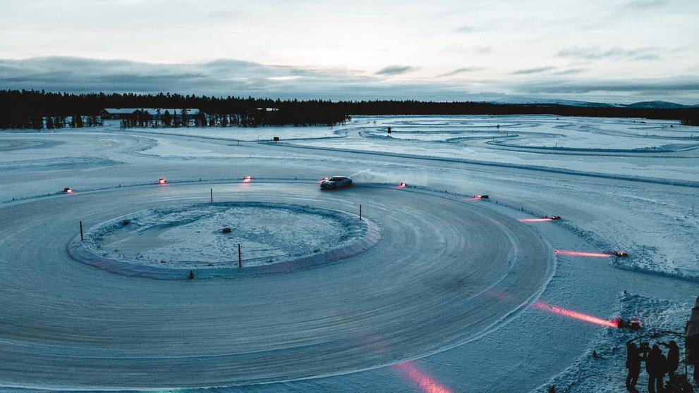 Porsche Taycan při driftu na ledové dráze