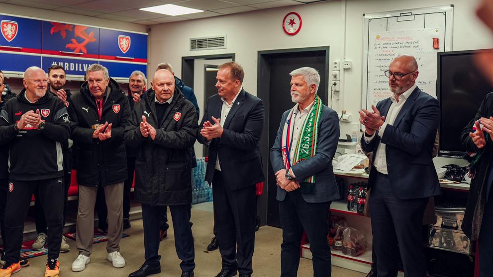 Prezident gratuloval českým fotbalistům k postupu