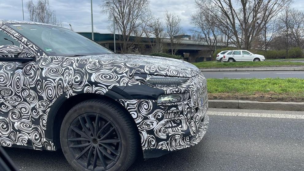 Maskované prototypy Audi A4 Avant a Q6 e-tron v ulicích Prahy