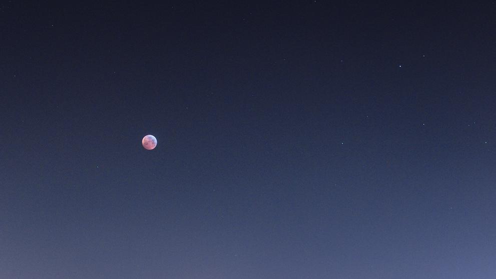 Úplné zatmění Měsíce 2019 nad Prahou