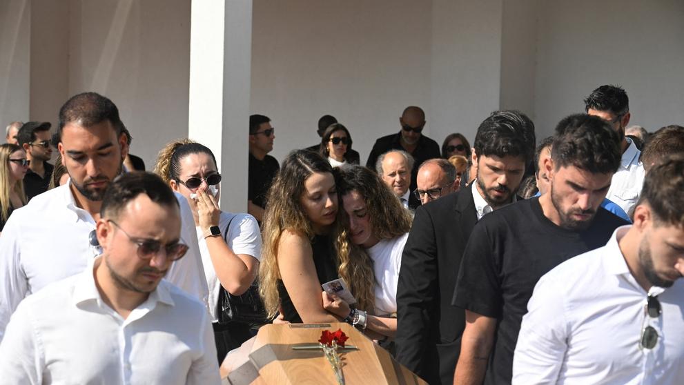 Rakev s Diogem Jotou, v pozadí jeho manželka Rute