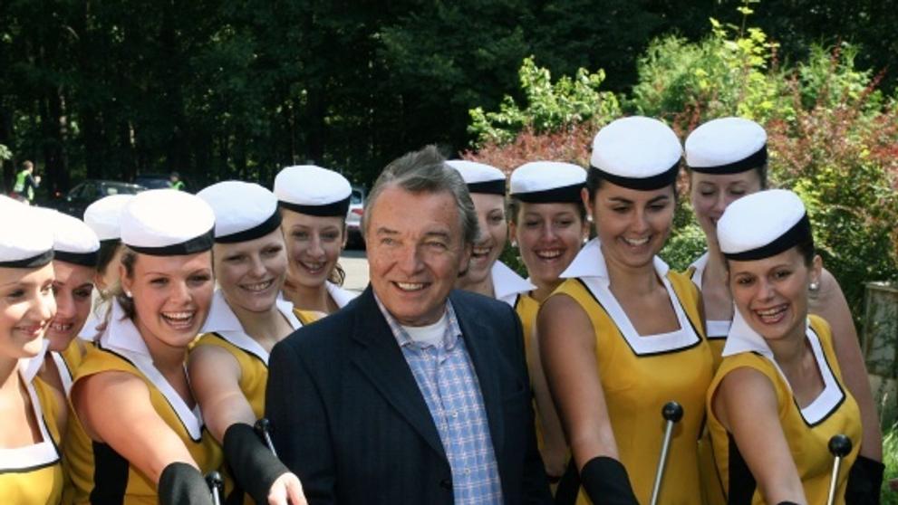 Karel Gott v obležení mažoretek