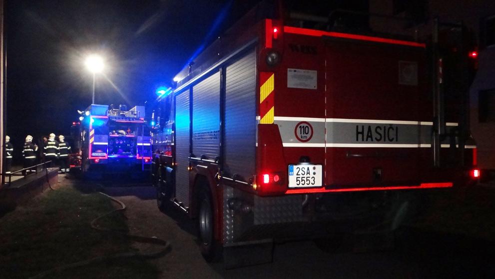 Problémový nájemník vyskočil před ohněm z okna, sestru zachránili až hasiči