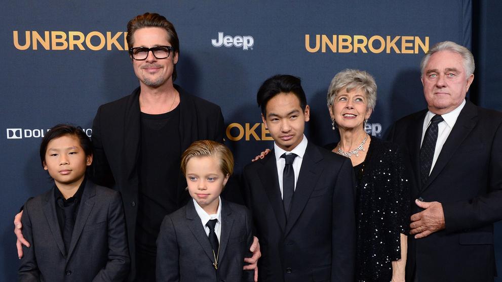 Brad Pitt se syny - zleva Pax, Shiloh Nouvel, Maddox a rodiči - Jane a William Pittovi, 15. 12. 2014