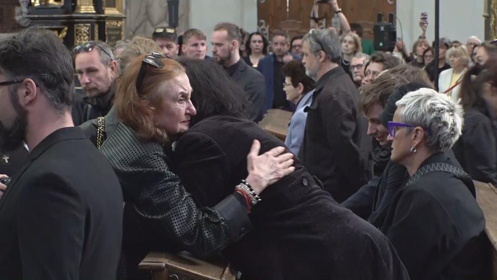 Eva Holubová na pohřbu Jana Potměšila