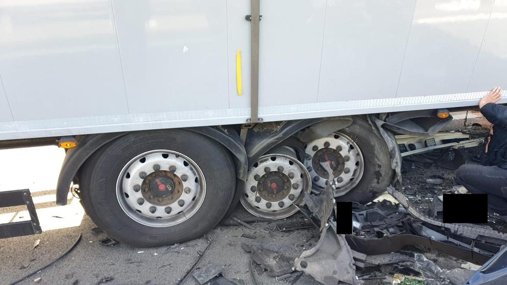 Auto na dálnici D3 narazilo do stojící kolony kamionů
