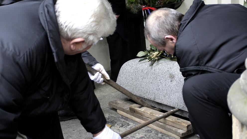 Havla uložili do hrobky, loučí se přátelé a rodina - 6