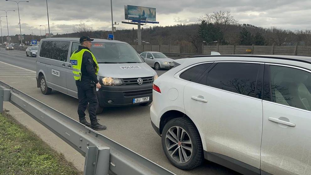 Policie zabavuje auta