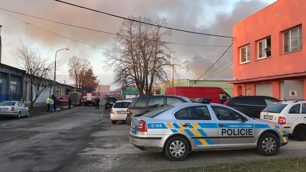 Požár haly s pyrotechnikou v Horních Počernicích - 1