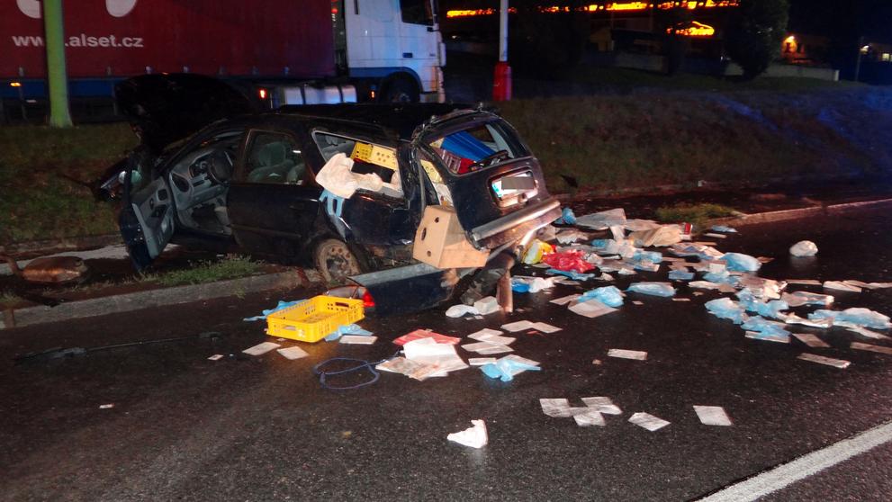 Auto se převrátilo přes střechu a dopadlo zpět na silnici