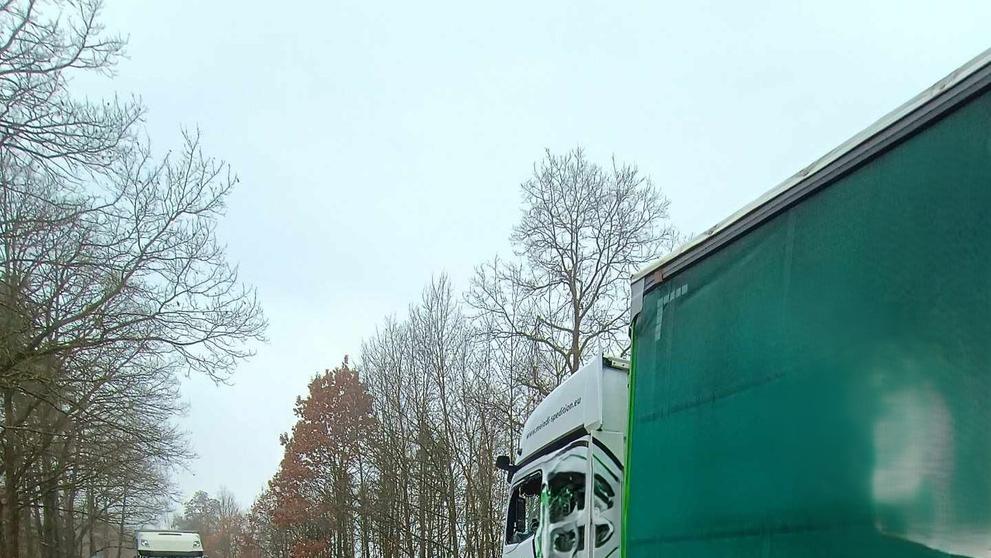 Nehoda dvou nákladních a osobního auta u Pamětic