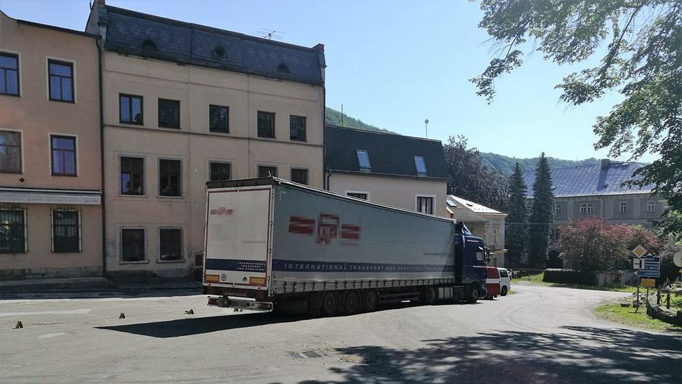 Tagický střet kamionu s chodkyní na Hronovsku - 2