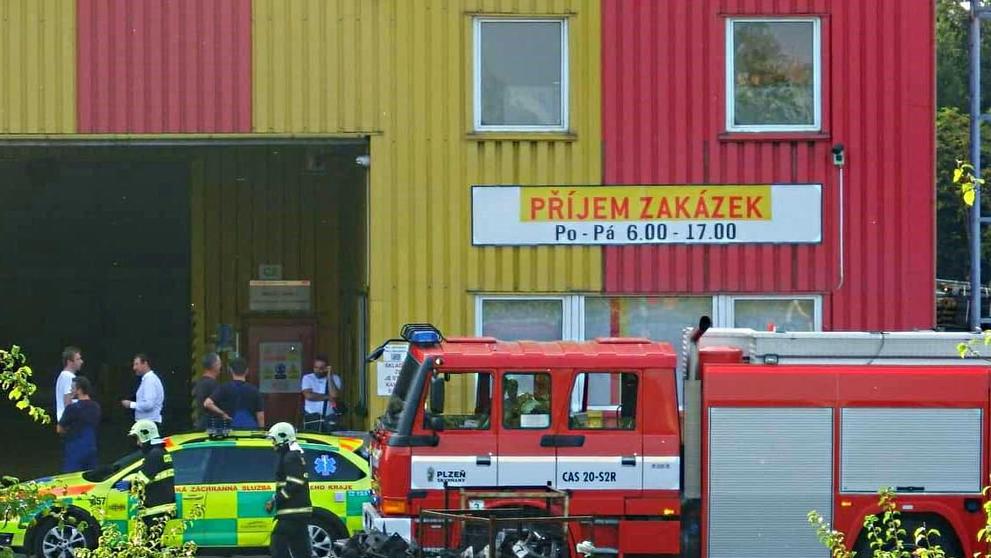 Na průmyslovou halu v Plzni spadl vrtulník - 2