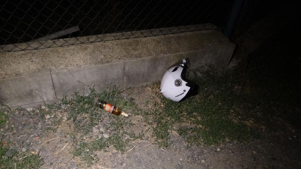 Policisté našli u přejezdu odloženou helmu a nedopitou láhev rumu
