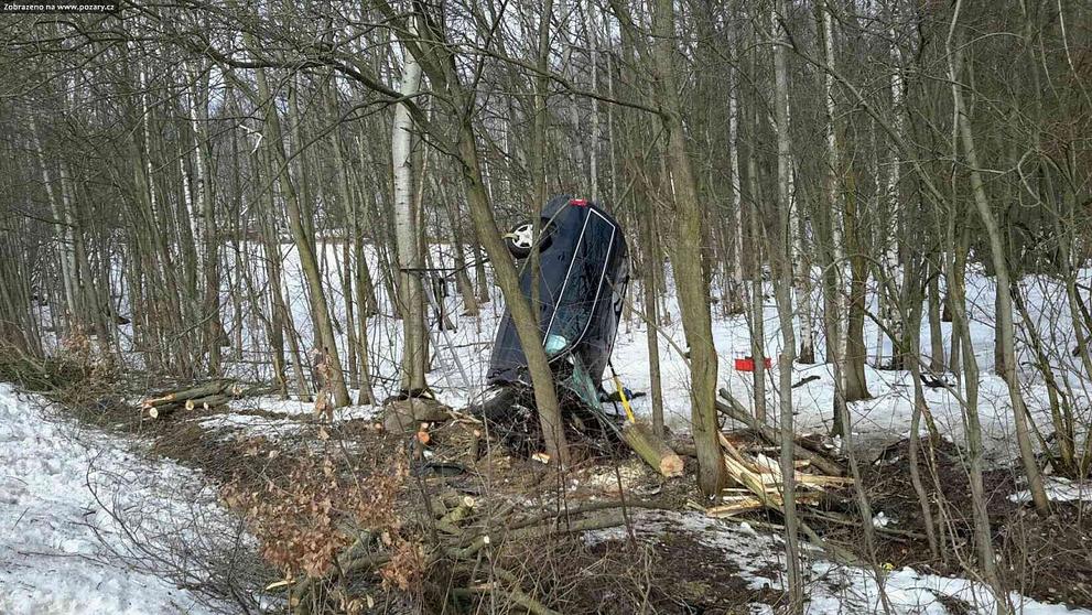 Auto mezi stromy v Boučí - 14