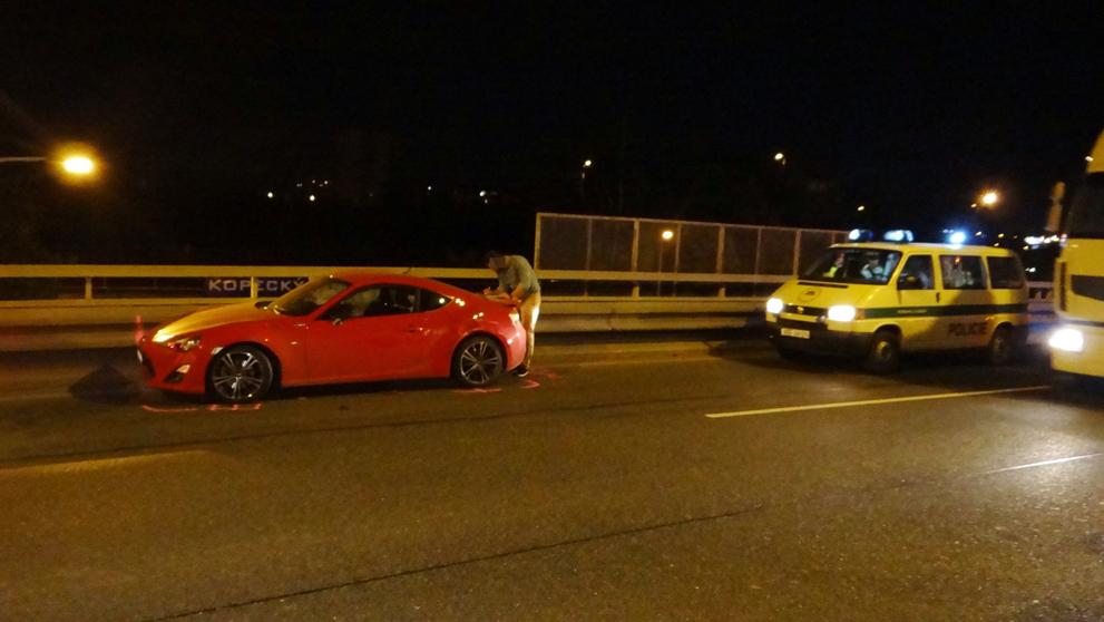 Při dobrzďování a uhýbání bourala dvě auta