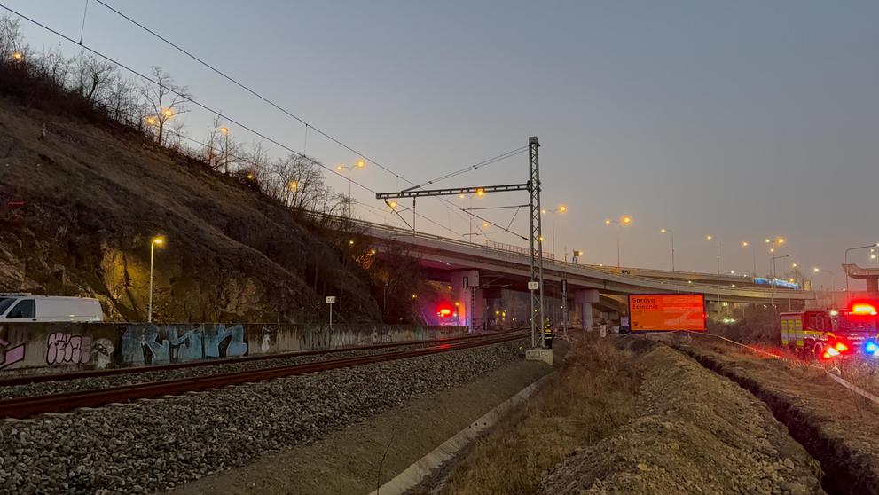 Mladíka (17) zasáhla elektřina, když lezl na sloup nesoucí traťové vedení