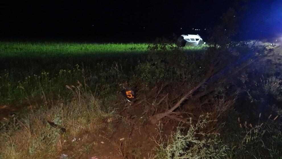 Vůz skončil na boku, když sto metrů předtím opustil silnici