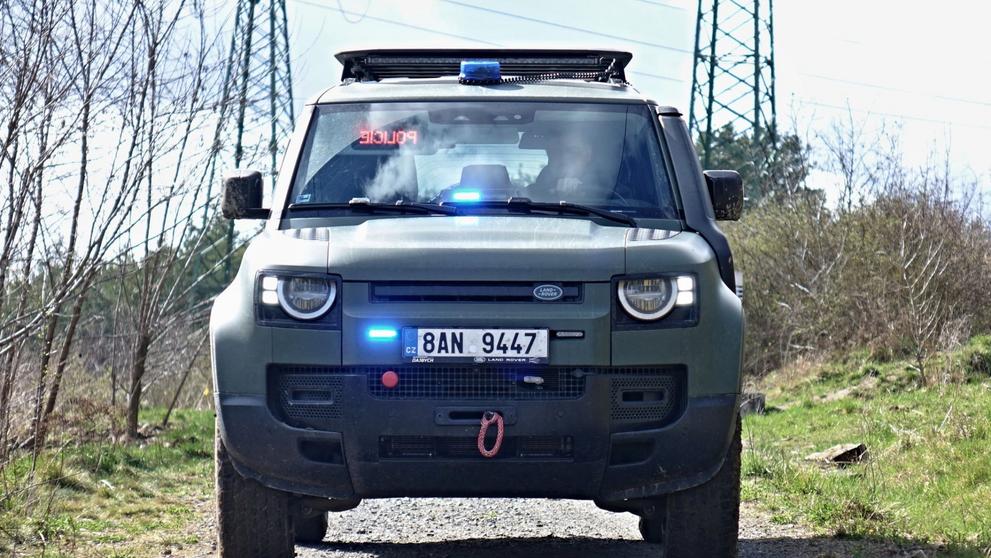 Land Rover Defender 110 upravený pro bezpečnostní složky - 21