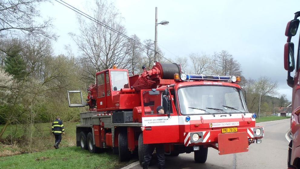 Auto sjelo do potoka - 2