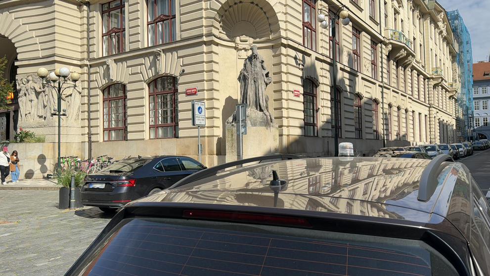 Policejní vozy před magistrátem v Praze (1)