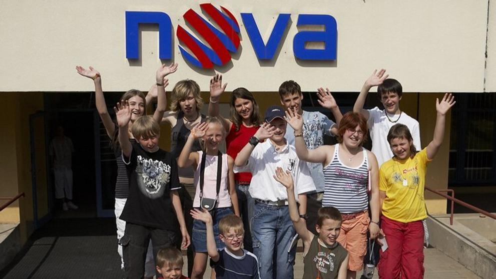 Výherci dětské soutěže v zákulisí televize Nova. 