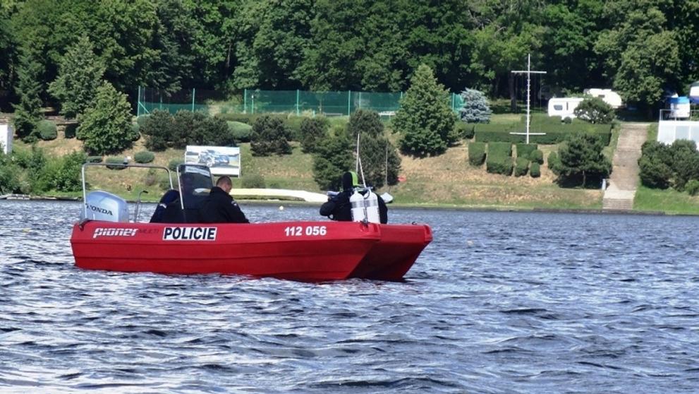 Policisté pátrají po vozíčku v brněnské přehradě