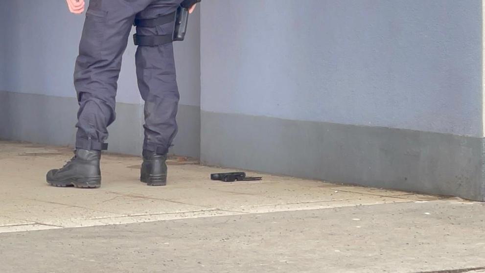 Muž vytáhl legálně drženou zbraň na cyklistu - 3