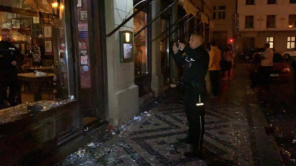 Fanoušci vymlátili bar v centru Prahy