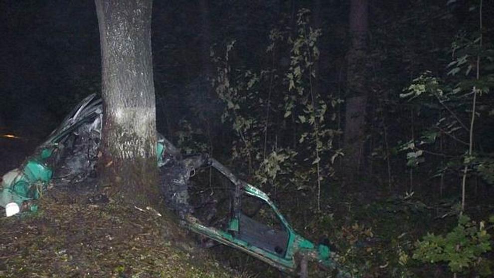 Řidič zemřel po nehodě v hořící Felicii