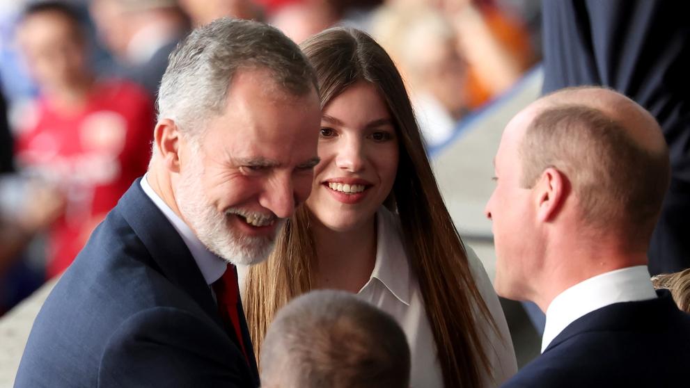 Španělský král Filip VI. se zdraví s britským princem Williamem