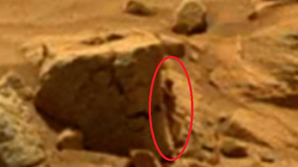 Malý ufon se skrývá za kamenem na Marsu - 2