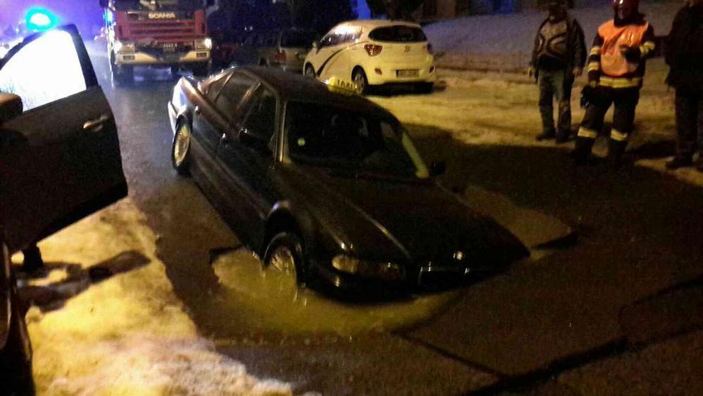 Auto taxi pohltila díra v silnici - 5