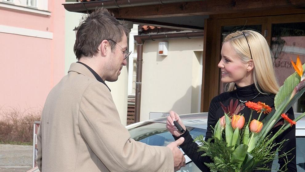 Česká Miss Lucie Hadašová přebírá nové auto.
