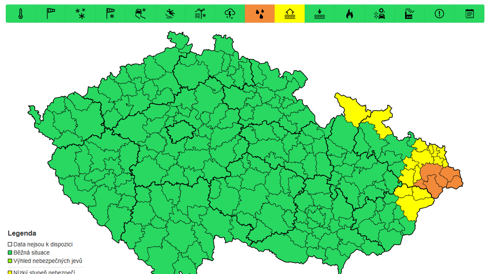 Výstraha před lijáky a povodněmi v pondělí