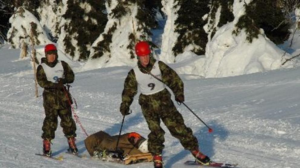 Svoz raněného. Foto z minulého ročníku Winter Survival