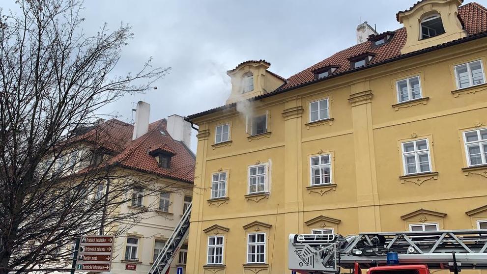 Požár podkrovního bytu na Kampě - 3
