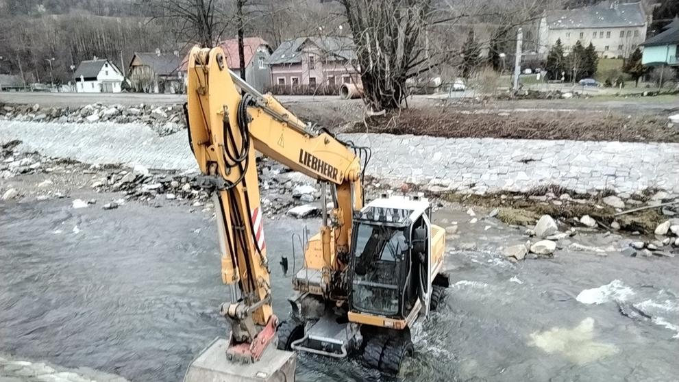 Únik oleje z bagru na řece Bělé v České Vsi (3)